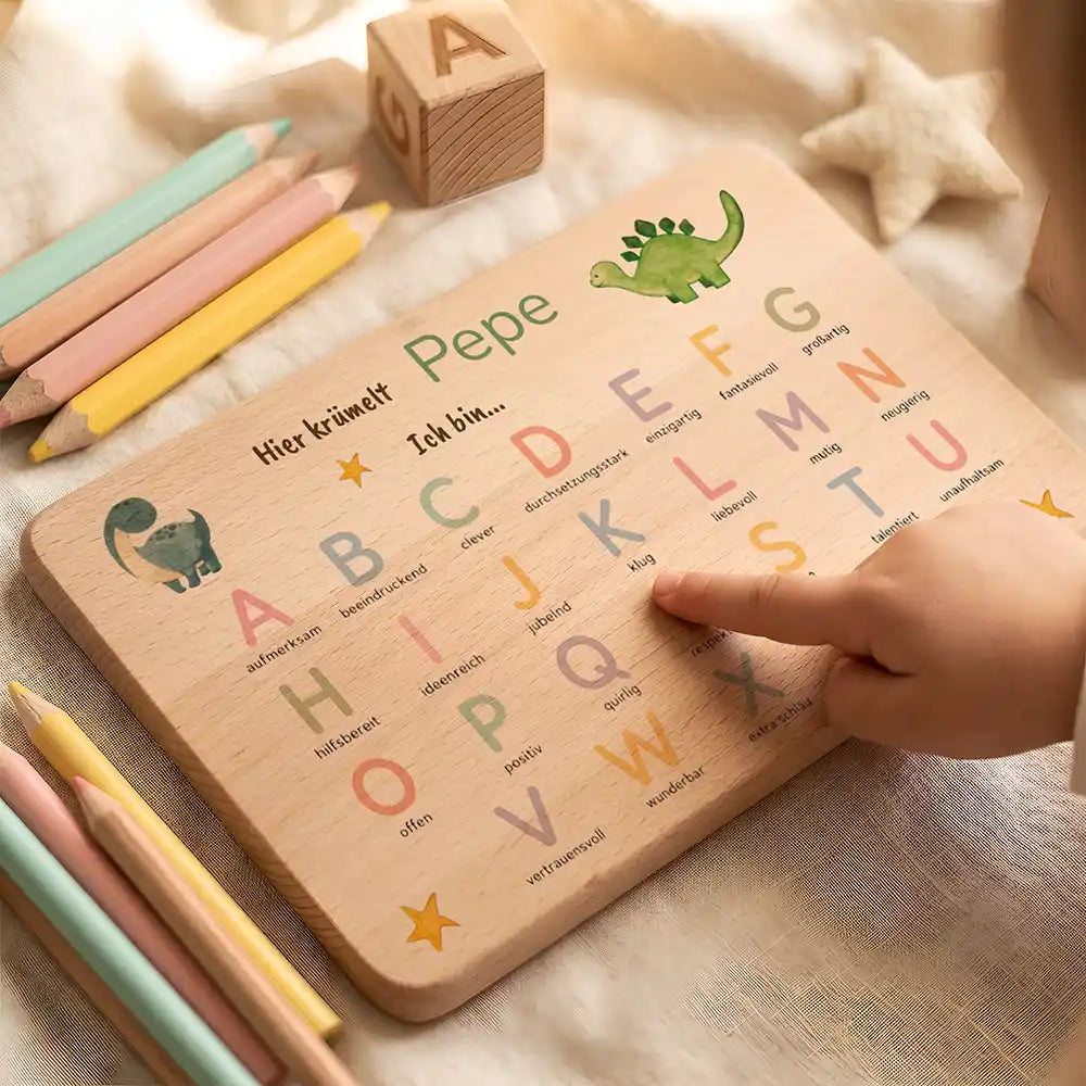 ABC Brettchen Kinder personalisiert Dinosaurier pastell – Lifestyle in der Kinderhand