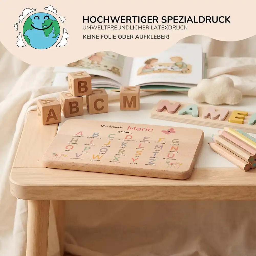 ABC Brettchen Kinder personalisiert Schmetterling pastell – Lifestyle Schreibtisch mit Würfeln