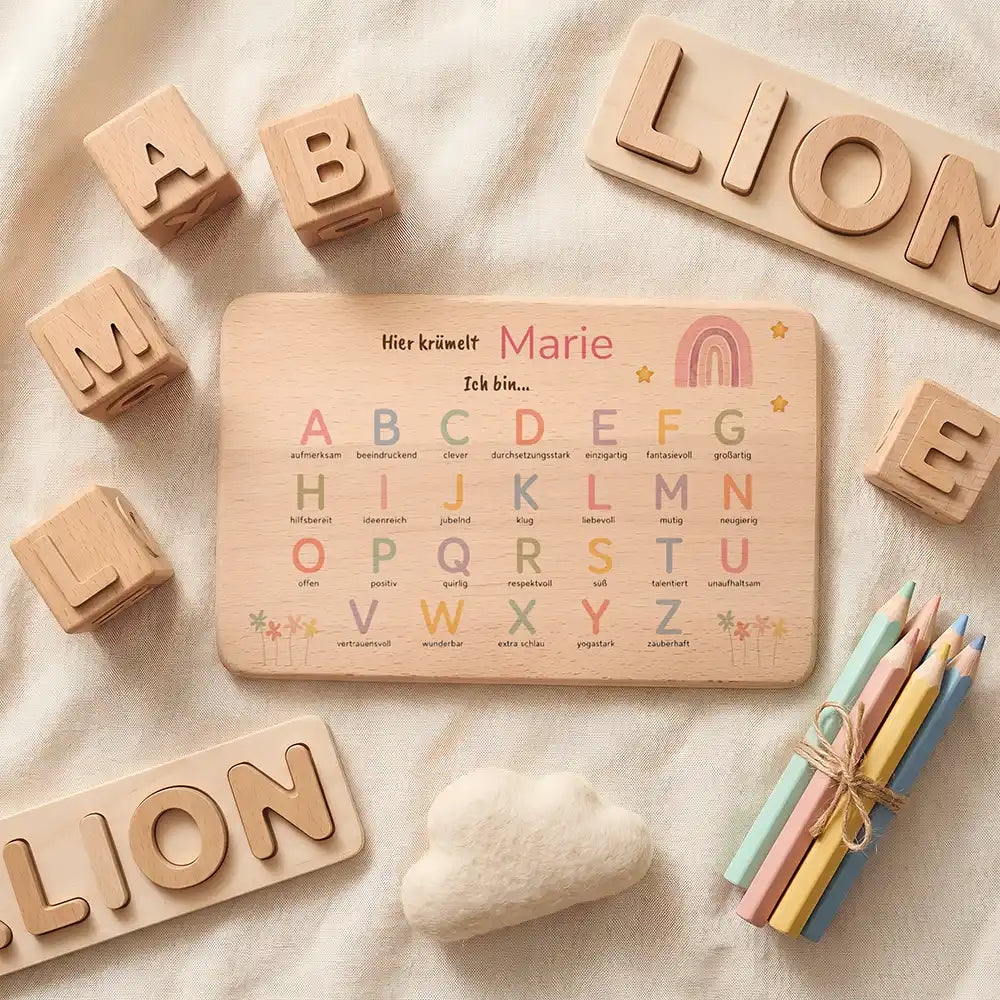 ABC Brettchen Kinder personalisiert Regenbogen pastell – Topdown Lifestyle mit Buchstaben-Würfeln