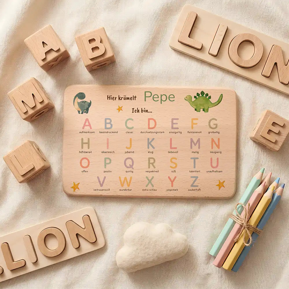 ABC Brettchen Kinder personalisiert Dinosaurier pastell – Topdown Lifestyle mit Buchstaben-Würfeln