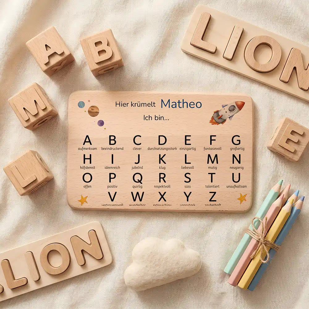 ABC Brettchen Kinder personalisiert Weltraum Rakete – Topdown Lifestyle mit Buchstaben-Würfeln