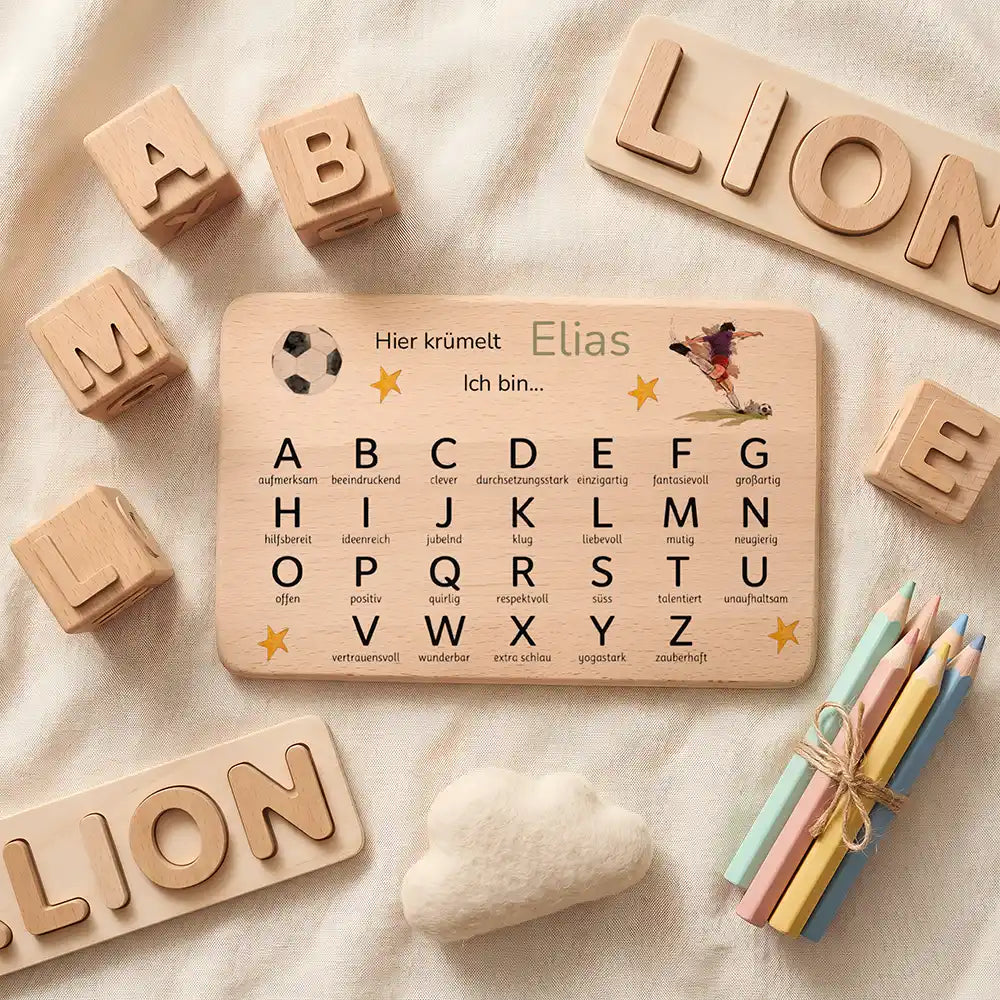 ABC Brettchen Kinder personalisiert Fußball Adler – Topdown Lifestyle mit Buchstaben-Würfeln