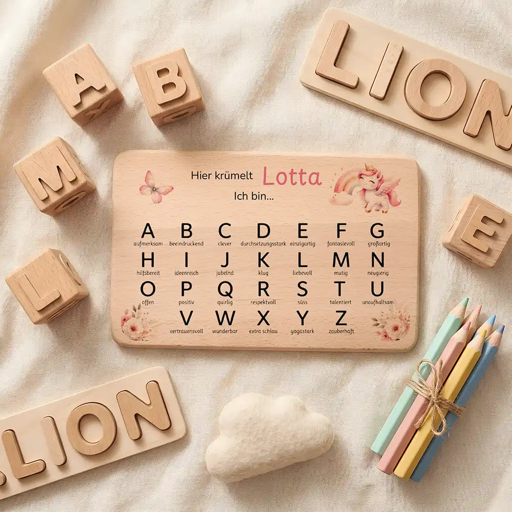 ABC Brettchen Kinder personalisiert Einhorn Wildblumen – Topdown Lifestyle mit Buchstaben-Würfeln