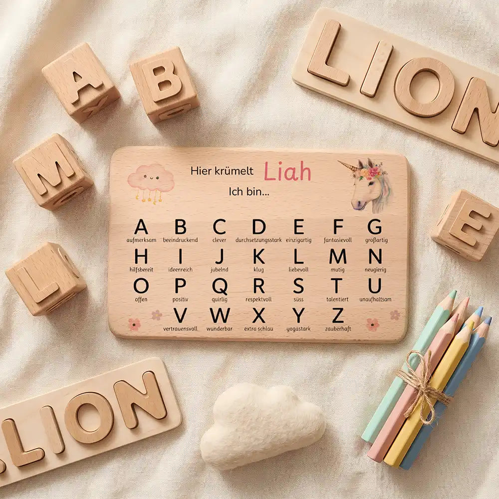 ABC Brettchen Kinder personalisiert Einhorn Wolke – Topdown Lifestyle mit Buchstaben-Würfeln