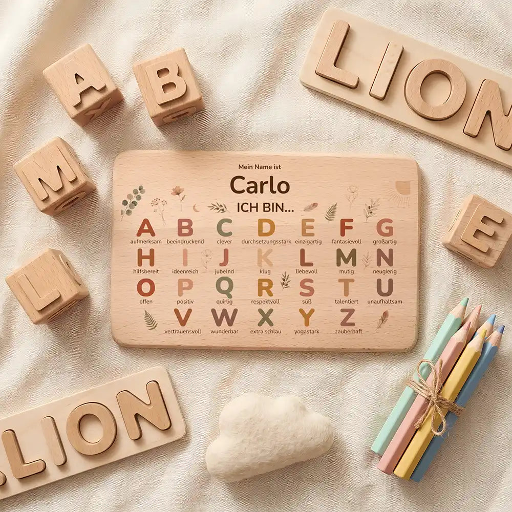 ABC Brettchen Kinder personalisiert Wald-Tiere Pilze – Topdown Lifestyle mit Buchstaben-Würfeln