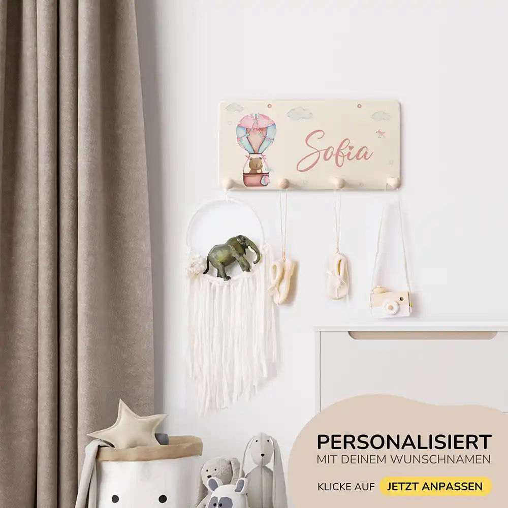 handgefertigte garderobe aus holz personalisiert mit ballon bär motiv
