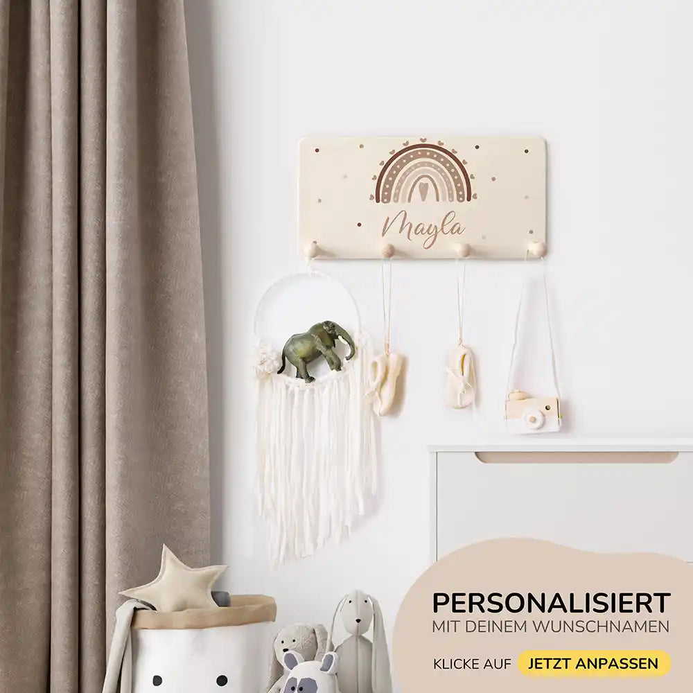 nahaufnahme der personalisierten holzgarderobe mit regenbogen und herz