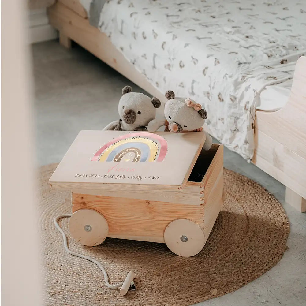 Spielzeugkiste mit Rädern personalisiert - Regenbogen