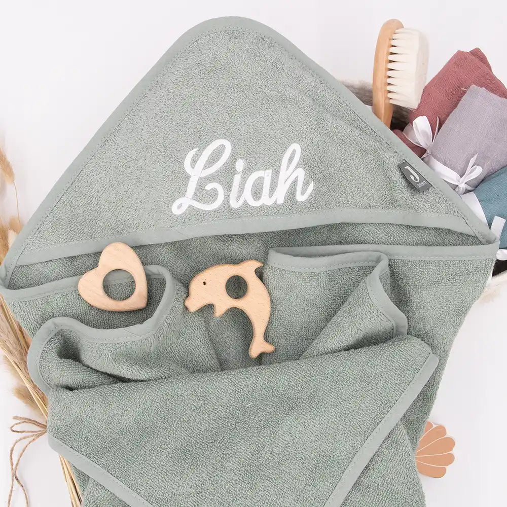 Kapuzenhandtuch Baby personalisiert – Mintgrün mit Namen „Liah“, weiches Frottee für Badestunden