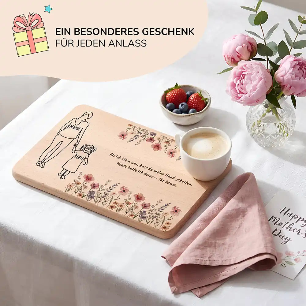 Personalisiertes Frühstücksbrettchen Muttertag Mama & Tochter Wildblumen – Lifestyle-Szene zum Muttertag