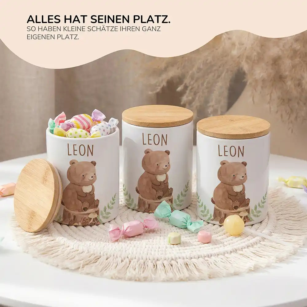 Lifestyle: Personalisierte Keksdose Bär Wald im Kinderzimmer