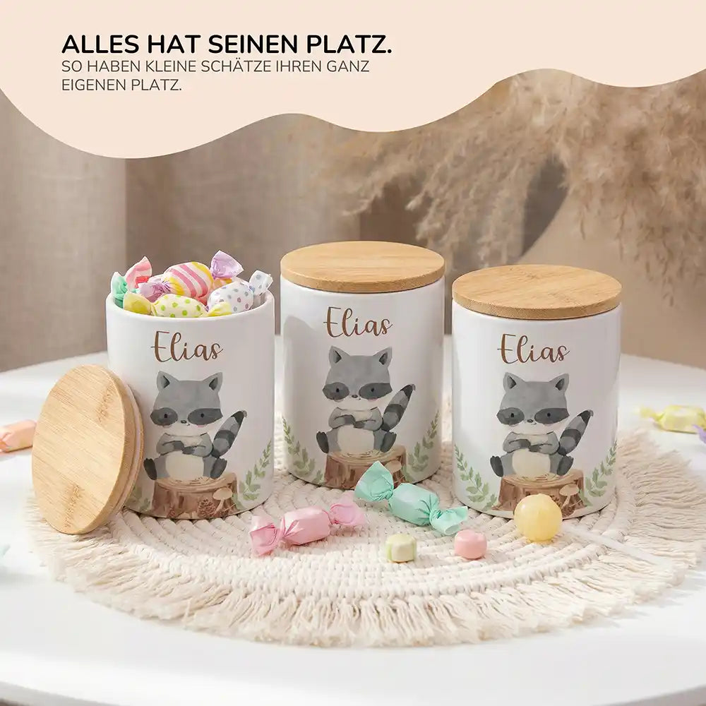 Lifestyle: Personalisierte Keksdose Waschbär Wald im Kinderzimmer