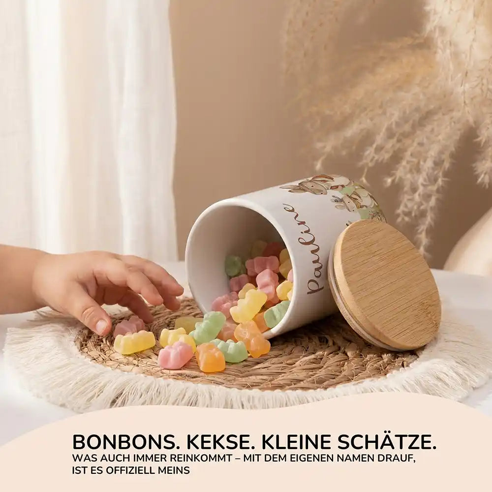 Personalisierte Keksdose Boho-Hasen - Seitenansicht mit Bambusdeckel