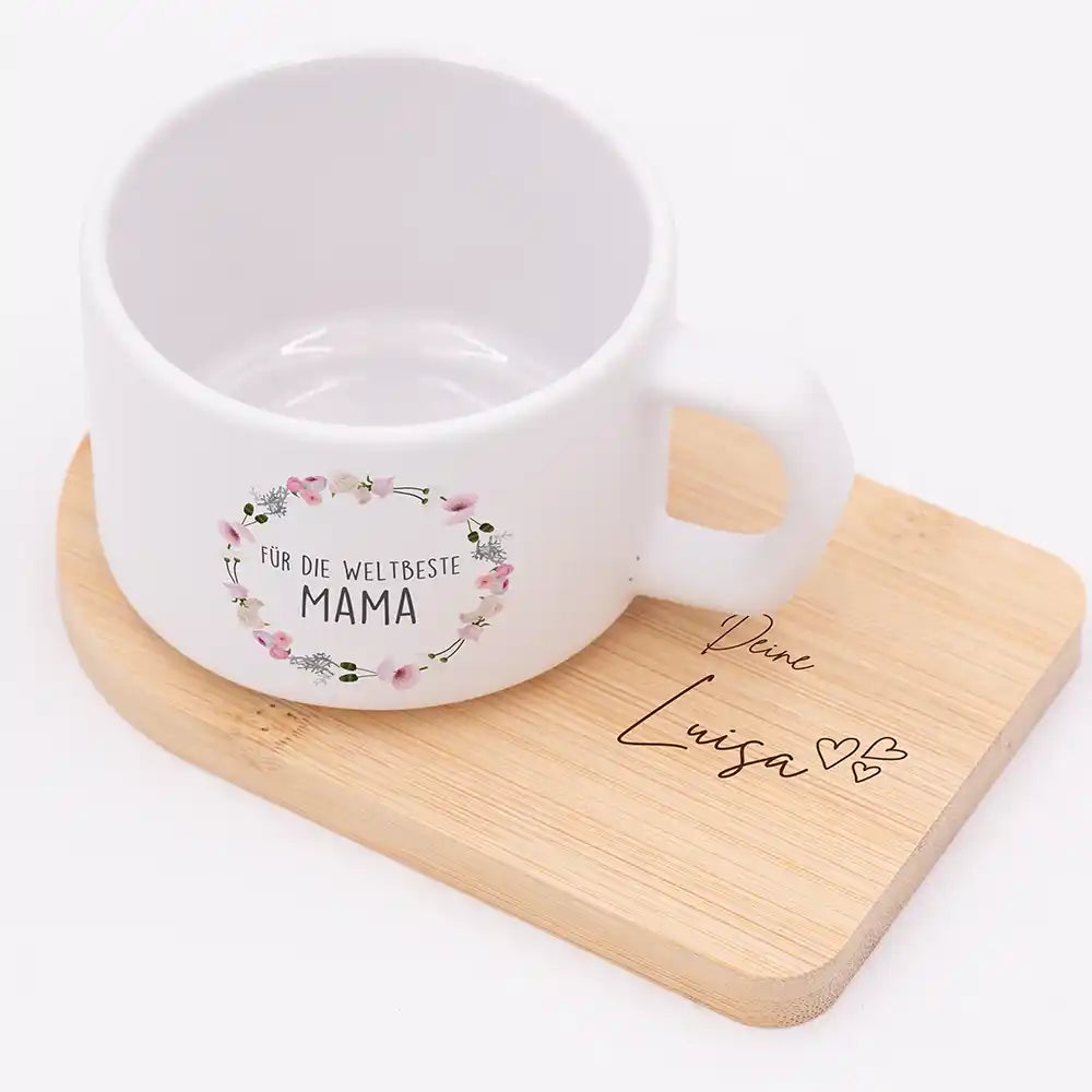 Muttertagsgeschenk Keramikbecher Blumenkranz Weltbeste Mama – matter Keramikbecher personalisiert mit Bambus-Untersetzer Gravur