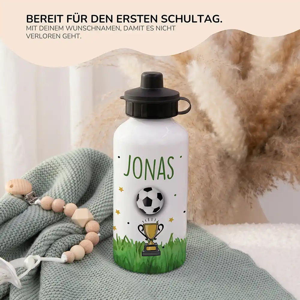 Personalisierte Trinkflasche Kinder Fußball Pokal – 2in1 zur Einschulung