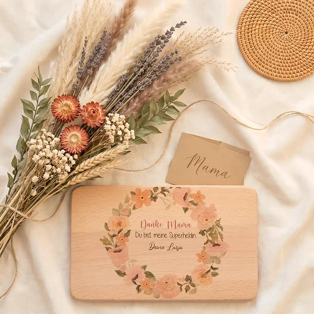 Personalisiertes Frühstücksbrettchen Muttertag Danke Mama Rosenkranz – Personalisierungs-Detail des Wunschnamens