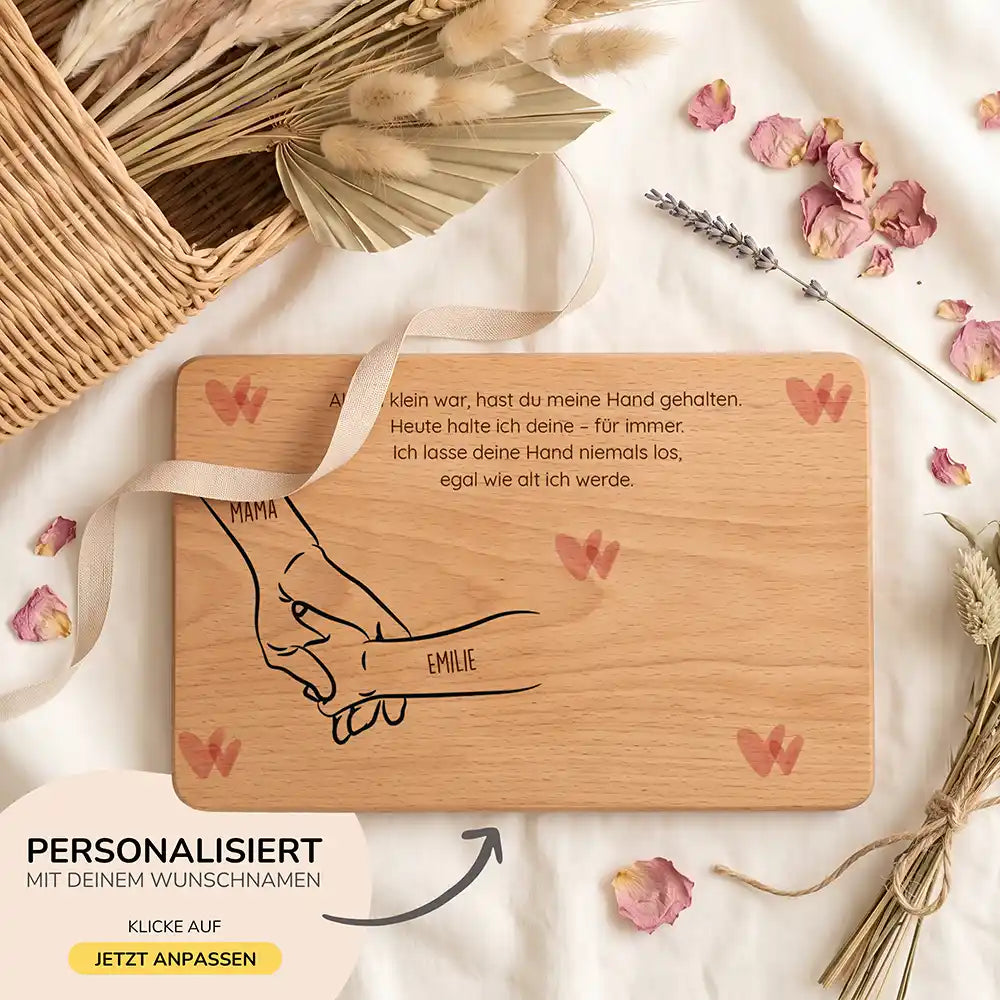 Personalisiertes Frühstücksbrettchen Muttertag Hand in Hand Boho – in der Hand gehalten Lifestyle