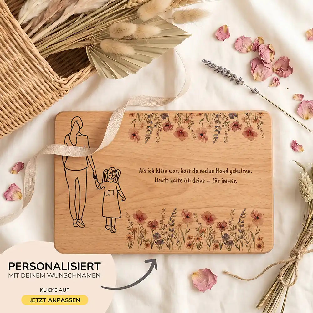 Personalisiertes Frühstücksbrettchen Muttertag Mama & Tochter Wildblumen – in der Hand gehalten Lifestyle