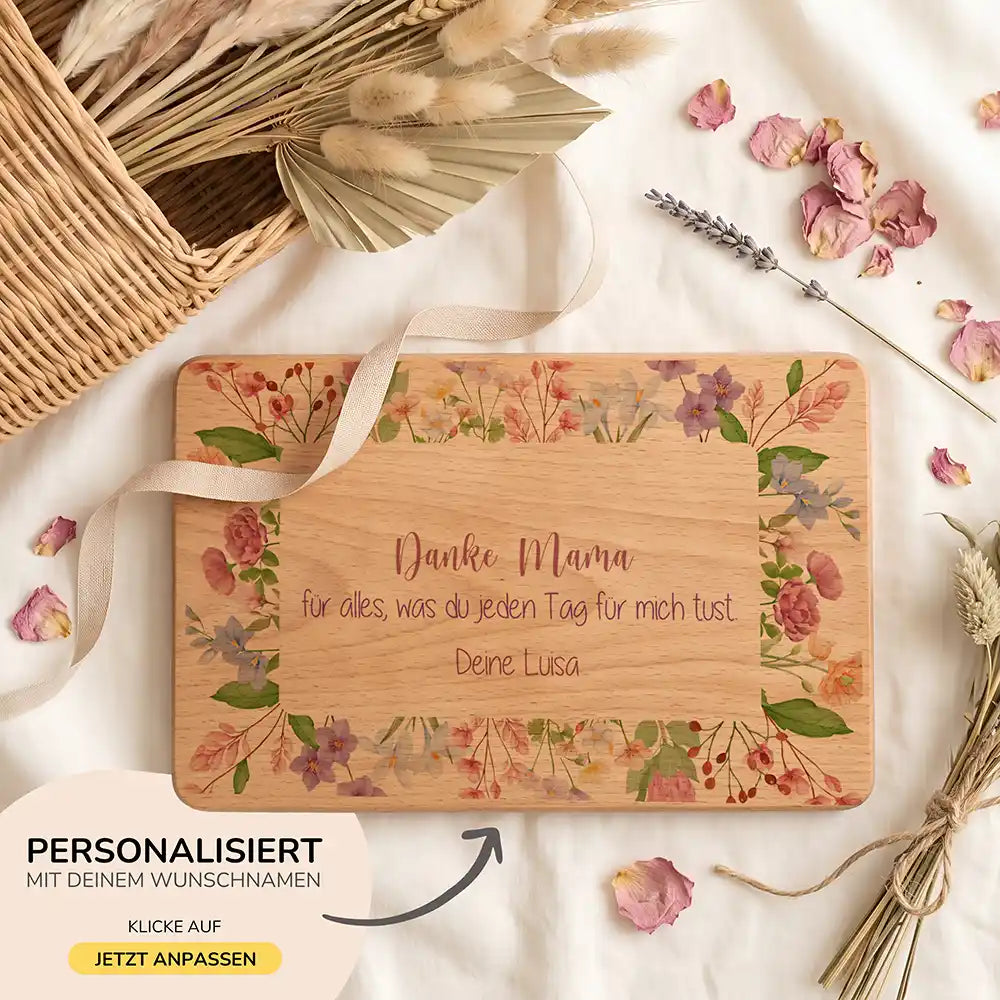 Personalisiertes Frühstücksbrettchen Muttertag Danke Mama Blütenrahmen – in der Hand gehalten Lifestyle