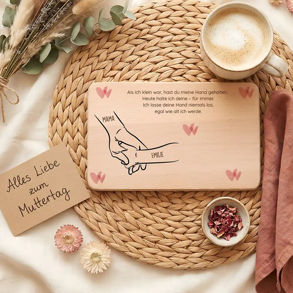 Personalisiertes Frühstücksbrettchen Muttertag Hand in Hand Boho – Geschenk-Komposition Boho-Flatlay