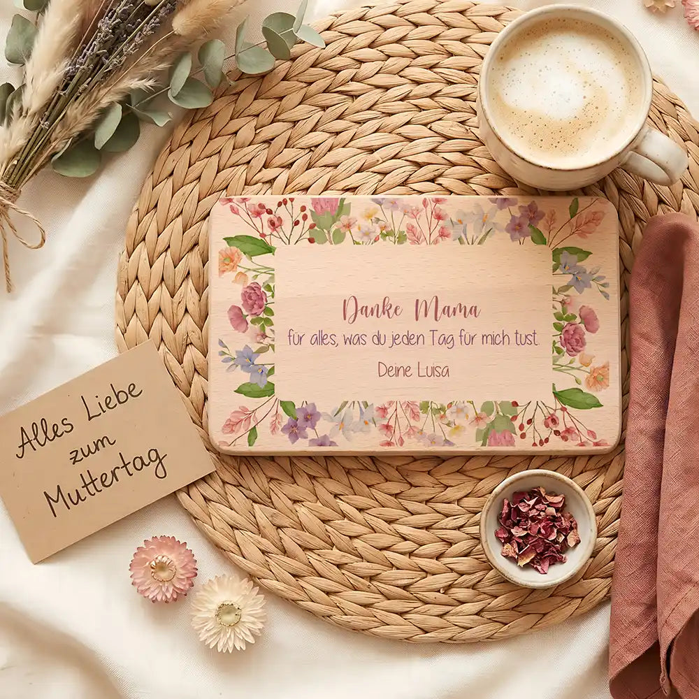 Personalisiertes Frühstücksbrettchen Muttertag Danke Mama Blütenrahmen – Geschenk-Komposition Boho-Flatlay