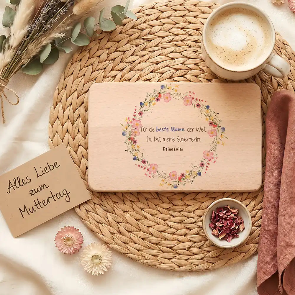 Personalisiertes Frühstücksbrettchen Muttertag Wildblumenkranz Beste Mama Reload – Geschenk-Komposition Boho-Flatlay