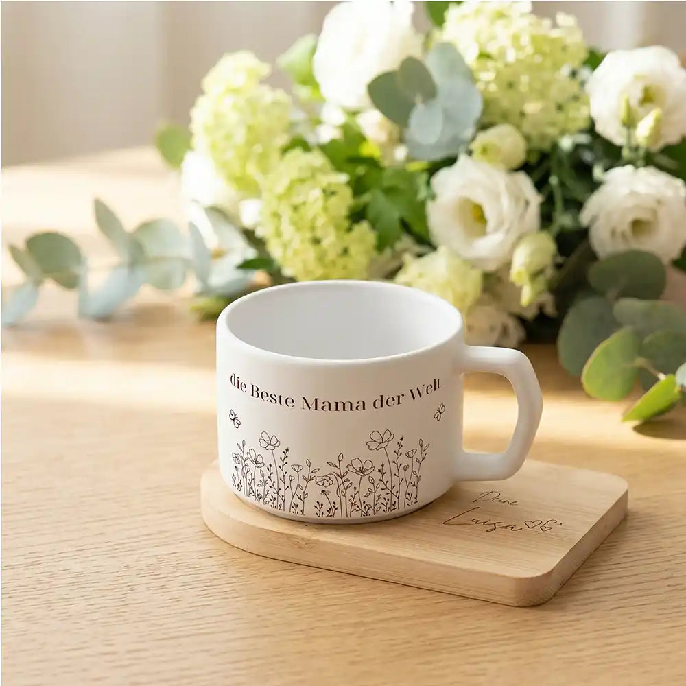 Personalisiertes Geschenk Mama – Keramikbecher Blumenwiese Beste Mama mit Untersetzer