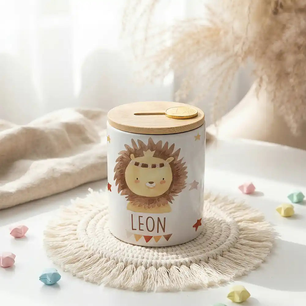 Personalisierte Spardose Löwe Boho – Keramik & Bambus mit Wunschname