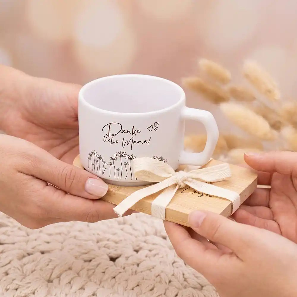 Tasse mit Wunschnamen Mama Danke liebe Mama Blumenwiese – Keramik mit Bambus-Untersetzer