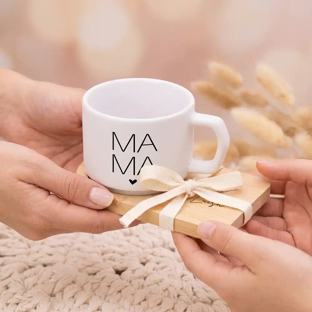 Tasse mit Wunschnamen Mama MAMA Großbuchstaben – Keramik mit Bambus-Untersetzer